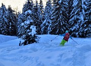 10 Sciatori scendono sulla bella neve